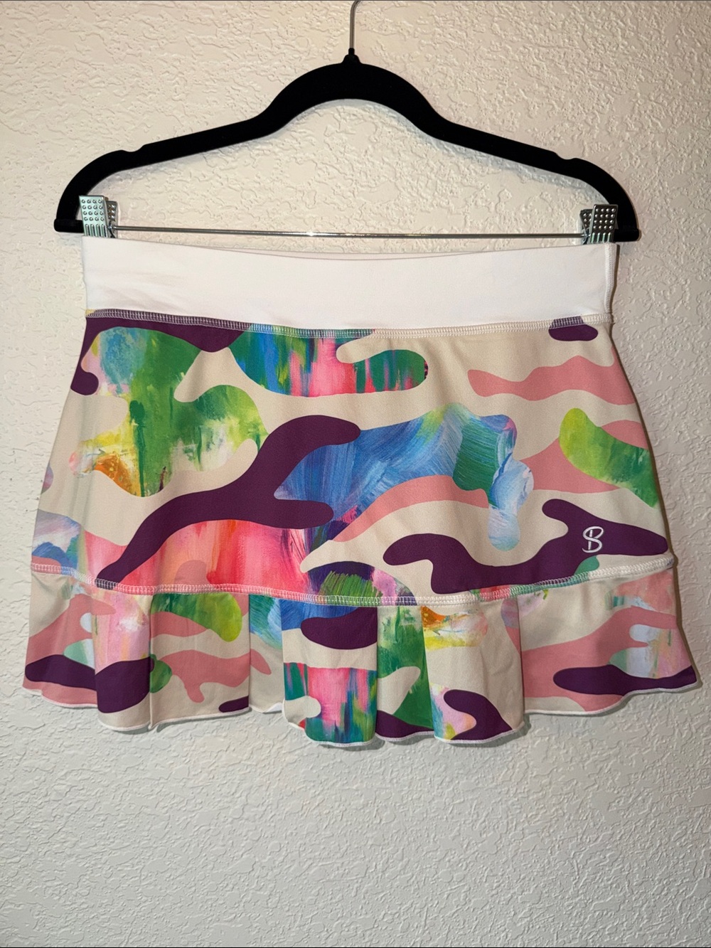 Sofibella Painted Camouflage Ruffle Tennis Skirt - White & Multicolor. Size Sm